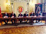 Los representes de los clubes junto con el alcalde durante la presentación de la iniciativa