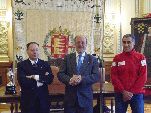 El alcalde dirige unas palabras de felicitación a las campeonas de la Liga Oro