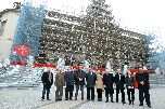 Tras la visita, las autoridades ante la fachada histórica objeto de las obras