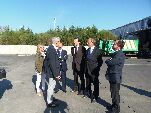 La comitiva con responsables del Servicio de Limpieza en las instalaciones municipales