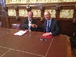 El alcalde de Valladolid, Francisco Javier León de la Riva, y el presidente del Colegio Territorial de Administradores de Fincas Rústicas y Urbanas de Valladolid, Salvador Díez Lloris durante la firma del convenio