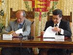 El alcalde y el representante de Jazztel rubrican el acuerdo