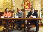 El representante de Jazztel explica el acuerdo en presencia del alcalde y la concejala de Urbanismo