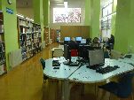 Usuarios con los nuevos terminales en la sala de consulta del Centro