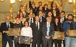 Los galardonados, junto al calde, posan en la escalinata de la Casa Consistorial