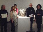 La concejala y el ganador con la obra premiada