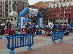 Alumnos esperando en la Plaza Mayor el inicio de las actividades
