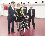 Las autoridades junto a una bicicleta eléctrica