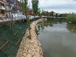 Vista del talud de la ribera acondiconado por el organismo de cuenca