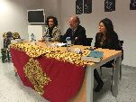 El alcalde, en presencia de la concejala y la artista, comenta la exposición