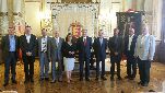 Tras la reunión, los delegados en el Salón de Recepciones del Consistorio