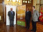 El alcalde junto el edil Enríquez y el presidente de la Feria, Javier Díaz, junto al cartel anunciador