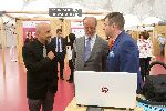 El alcalde y el presidente de los inventores con un expositor