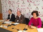 El alcalde atiende a las preguntas de los medios durante la presentación del acuerdo