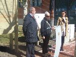 La representante vecinal comenta los paneles sobre la Mesta instalados
