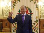 El concejal de Hacienda muestra un dispositivo electrónico conteniendo los presupuestos municipales