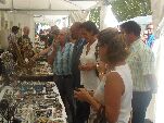 La comitiva se detiene en uno de los expositores para ver sus trabajos